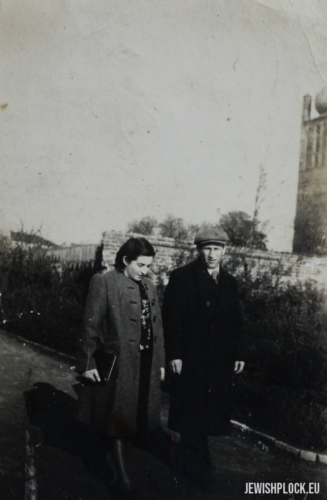 Jakub Szulim Fuks and Chaja Sura nee Jakubowicz during a walk in the Tumy Park, ca. 1945